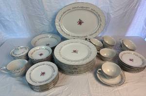lot 96 image: Royal Swirl Fine China Set from Japan - 8 Place Settings