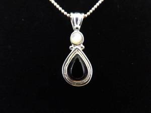 lot 31 image: .925 Sterling Silver Onyx and Pearl Cabochon Pendant Necklace