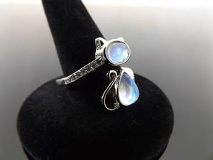 lot 56 image: NEW .925 Sterling Silver Moonstone Cabochon Crystal Cat Ring Size 9