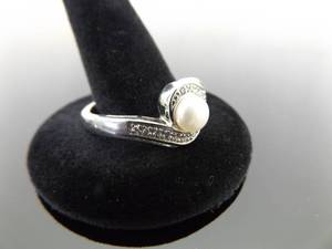lot 70 image: .925 Sterling Silver Genuine Pearl Ring Size 11