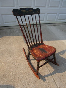 lot 6 image: Antique Sewing Rocker