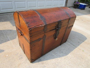 lot 2 image: Antique Immigrant Trunk