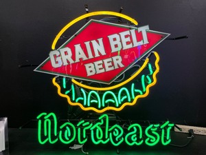 lot 3 image: Grain Belt Nordeast bottlecap neon, Like new condition