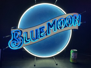 lot 31 image: Blue Moon neon sign