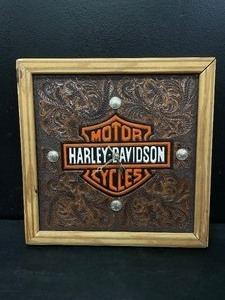 lot 124 image: Harley Davidson Motorcycles clock with tooled leather face