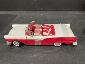 lot 142 image: 1957 Ford Fairlane convertible, 118 scale model car