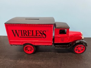 lot 137 image: ERTL 1931 Hawkeye Motor Truck die-cast metal coin bank, IOB