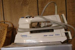 lot 17 image: Norelco E-Z Steam Iron 7355