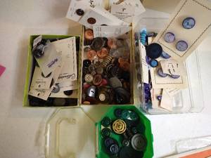 lot 34 image: Buttons