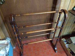 lot 43 image: Nice Wooden Quilt Rack