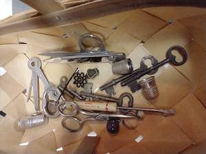 lot 79 image: Treasure Trinkets Vintage Thimbles, Skeleton Keys, Etc