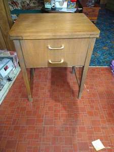 lot 115 image: Desk, no Machine