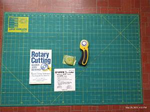 lot 116 image: Rotary Cutting Mat with Olfa 45mm Rotary Cutter w Blades