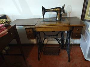 Beautiful Antique Treadle Singer Sewer w/ Desk- Works!