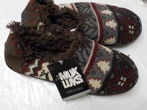 lot 20 image: Mukluks Slippers size M...