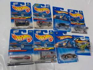 lot 79 image: 8 Hot Wheels...