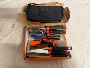 lot 2 image: 9pc Garden Tool Set