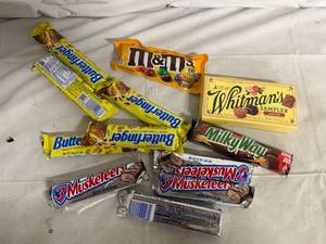 lot 248 image: 12 Variety Candy Bars