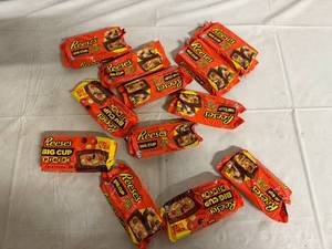 lot 250 image: 12 Reeses Big Cups