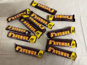 lot 252 image: 12 5th Avenue Candy Bars
