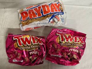 lot 269 image: Snack Sized bags of Payday and Twix Cookie Dough
