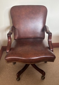 lot 41 image: Executive Leather Office Chair with Rivet Detailing