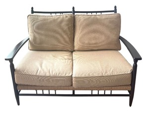 lot 44 image: Lloyd Flanders Low Country Sofa