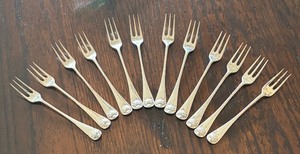 lot 49 image: Twelve Sterling Silver Williamsburg Shell Pastry Forks
