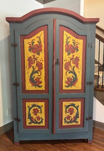 lot 7 image: Stunning Vintage Rosemaling Cabinet