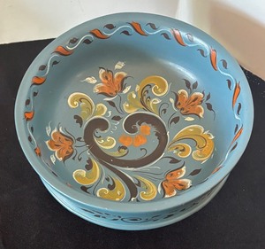 lot 117 image: Hand-Painted Rosemaling Wooden Bowl with Floral Design 8 Inch