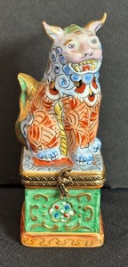 lot 121 image: Rochard Limoges France Hand Painted Foo Dog Trinket Box