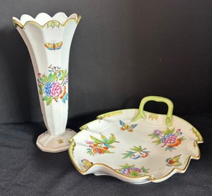 lot 129 image: Herend Hungary Handpainted Porcelain Vase and Decorative Plate Set