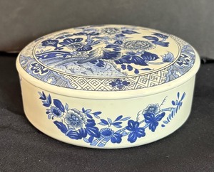 lot 138 image: Tiffany & Co. Peony Blue and White Porcelain Lidded Box