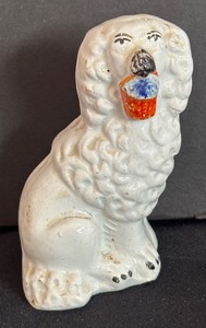 lot 139 image: Vintage 4-Inch White Staffordshire Style Spaniel Dog Figurine