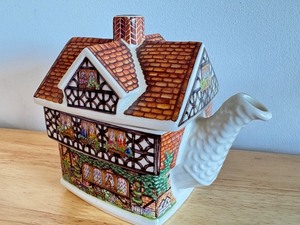 lot 123D image: Sadler English Country Cottages Ivy House Teapot, 6.5 Inch Tall