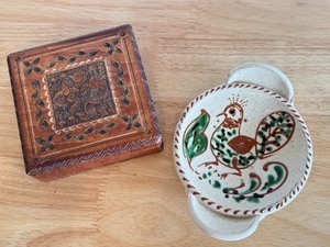 lot 127D image: Wooden Coaster Holder and Hand-Painted Pottery Dish from Spain