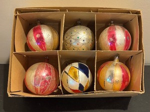lot 37R image: Six Vintage Glass Christmas Ornaments