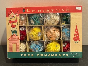 lot 185 image: Boxed Set of 12 Vintage Honeycomb Christmas Tree Ornaments