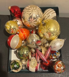 lot 204 image: Variety of Vibrant Vintage Glass Christmas Ornaments