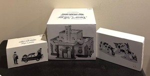 lot 210 image: Department 56 Snow Village Ceramic Set with Garage, Service, and a Herd of Holiday Heifers