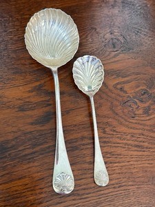 lot 39 image: Sterling Silver Williamsburg Shell Nut and Bon Bon Spoons