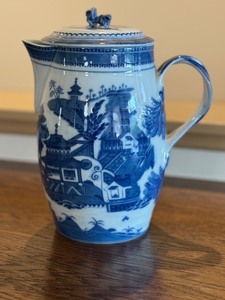 lot 19DD image: Mottahedeh Blue Canton Cider Jug with Lid