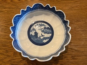 lot 20D image: Mottahedeh Blue and White ScallopedPorcelain Historic CharlestonBowl