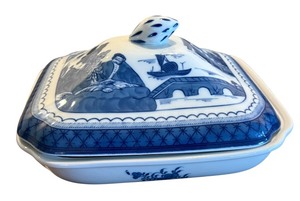 lot 22D image: Mottahedeh Square Covered Vegetable Bowl & Cover Vista Alegre, Blue Canton Square Covered VegetableCantonby MOTTAHEDEH