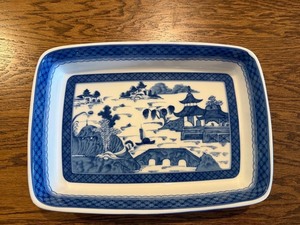 lot 26D image: Mottahedeh Blue Canton Rectangle Baking Dish