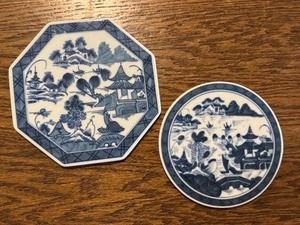lot 160 image: Set of 2 Mottahedeh Historic Charleston Blue and White Porcelain Trivets, 5-Inch and 6-Inch