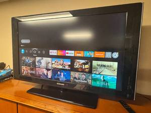 lot 5 image: 40in. Samsung TV Monitor