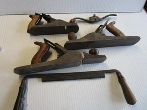 lot 19 image: Wood planes two Baileys #5 - one b...