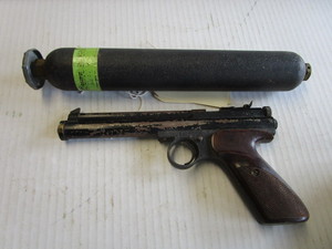lot 22 image: Crossman CO2 pellet pistol 22 and...