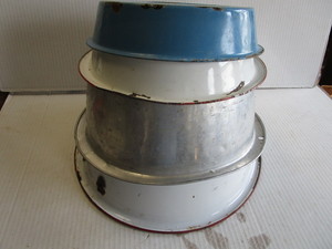 lot 33 image: Vintage enamel 16 white with red ...
